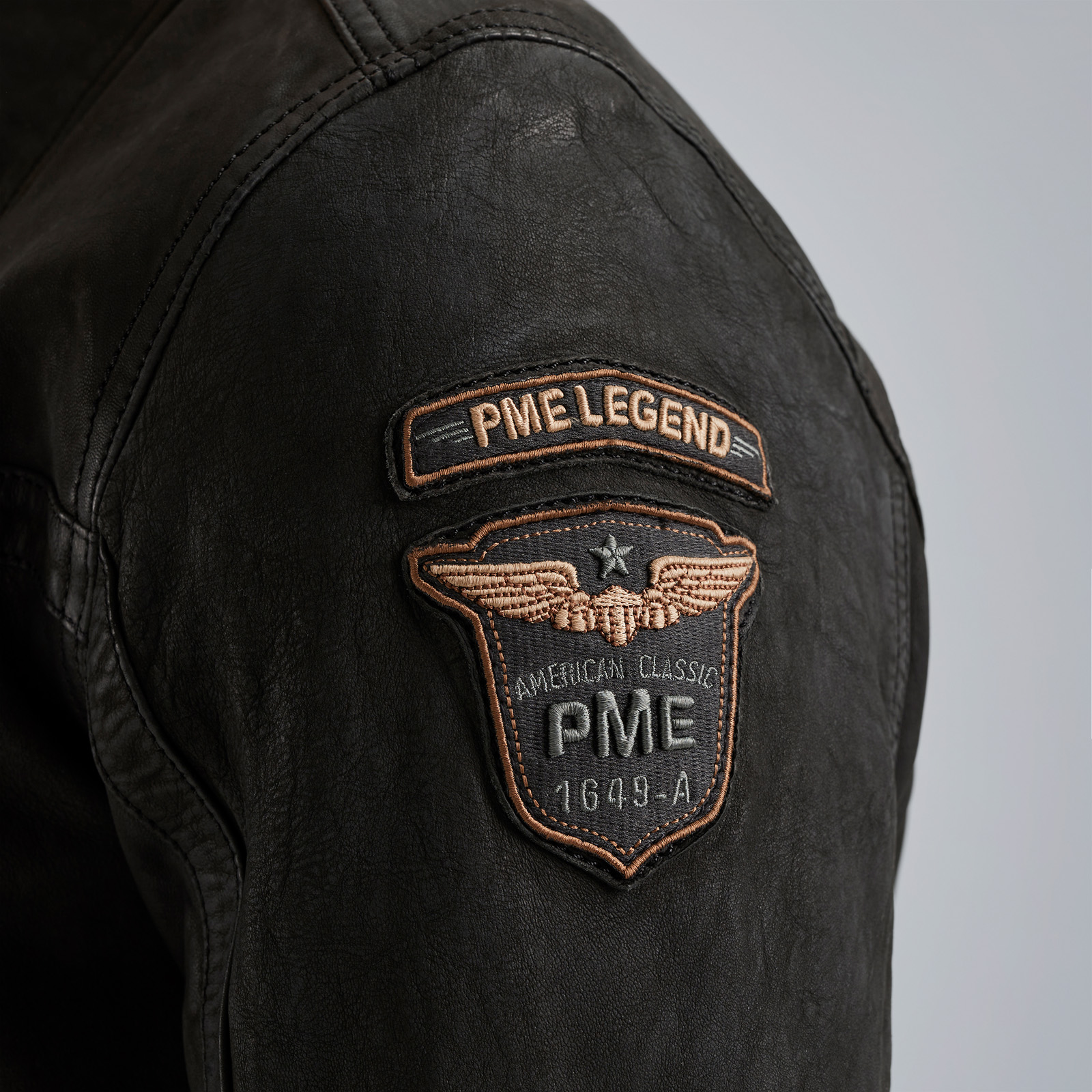 PME Legend American Classic - Working hard in tough conditions calls for a  comfortable and strong jacket, like this leather PME Legend Pullwing.